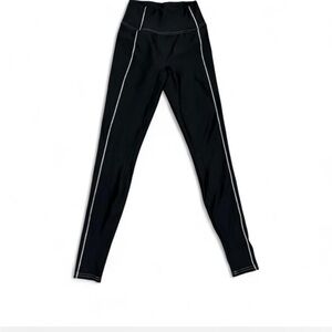 ✨ Alo Yoga black leggings with white piping, Size XS✨